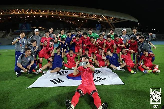 [서울=뉴시스] 10일(현지 시간) 사우디아라비아 킹 압둘라 스포츠시티 스타디움에서 열린 2025 AFC U-17 아시안컵 조별리그 C조 3차전 한국 대 예멘 경기에서 승리한 축구대표팀이 기념촬영 하고 있다. 한국은 이날 경기에서 예멘을 1-0으로 꺾고 8강에 진출했다. (사진=대한축구협회 제공) 2025.04.11. photo@newsis.com *재판매 및 DB 금지