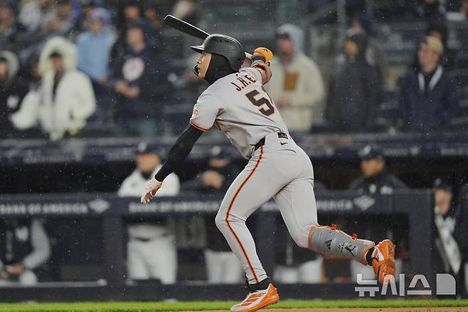 [뉴욕=AP/뉴시스] 미국 메이저리그(MLB) 샌프란시스코 자이언츠의 이정후가 12일(한국 시간) 미국 뉴욕 양키스타디움에서 열린 2025 MLB 정규시즌 뉴욕 양키스와의 경기 1회 3점 홈런을 치고 있다. 2025.04.12.
