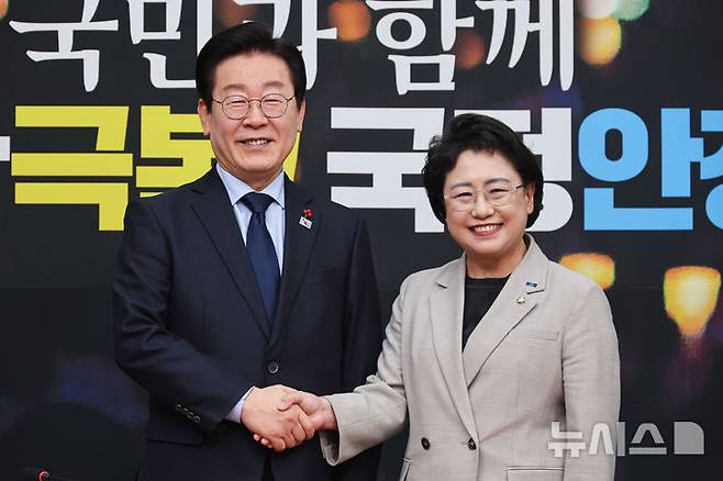 [서울=뉴시스] 권창회 기자 = 이재명 더불어민주당 대표가 18일 오전 서울 여의도 국회에서 김선민 조국혁신당 당대표 권한대행을 접견하고 있다. 2024.12.18. kch0523@newsis.com