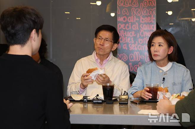 [서울=뉴시스] 황준선 기자 = 제21대 대통령선거 출마를 선언한 김문수 전 고용노동부 장관과 나경원 국민의힘 의원이 12일 오후 서울 동작구 맥도날드 중앙대학교점에서 학생들과 간담회를 위해 이동하고 있다. 2025.04.12. hwang@newsis.com