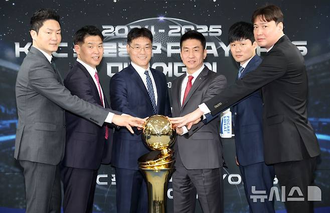 [서울=뉴시스] 김명년 기자 = 지난 10일 오전 서울 강남구 KBL센터에서 열린 2024-2025 KCC 프로농구 플레이오프 미디어데이에 참석한 감독들이 기념촬영하고 있다. 왼쪽부터 전희철 SK 감독, 조상현 LG 감독, 조동현 현대모비스 감독, 김상식 정관장 감독, 강혁 한국가스공사 감독, 송영진 KT 감독. 2025.04.10. kmn@newsis.com