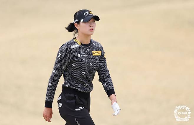 [서울=뉴시스] 방신실이 12일 경북 구미 골프존카운티선산CC에서 열린 KLPGA투어 iM금융오픈 3라운드 4번 홀을 마친 뒤 이동하고 있다. (사진=KLPGA 제공) 2025.04.12. *재판매 및 DB 금지