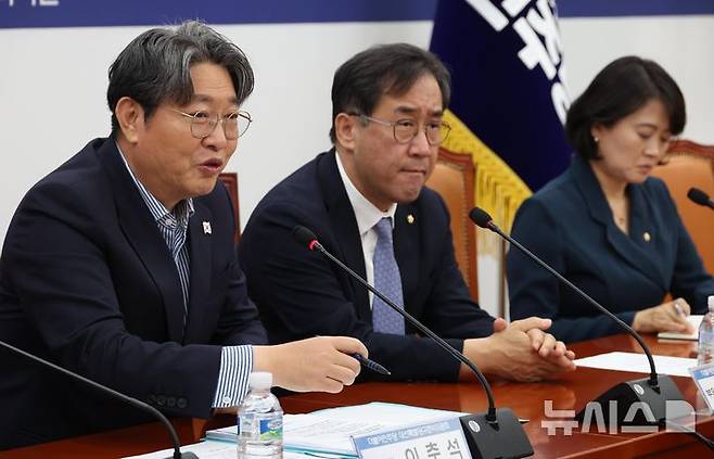 [서울=뉴시스] 조성봉 기자 = 이춘석 더불어민주당 대선특별당규준비위원장이 9일 오후 서울 여의도 국회에서 열린 민주당 대선특별당규준비위원회 제1차회의에서 발언을 하고 있다. 2025.04.09. suncho21@newsis.com