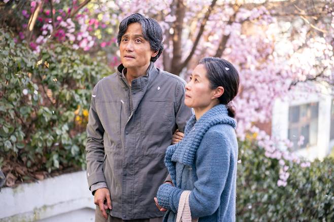 배우 문소리는 박해준과 함께한 장면 중 기억에 남는 순간으로 떠나기 직전 관식이 애순에게 자장가를 불러주며 등을 두드려 주던 장면을 꼽았다. 그는 "원래 3번 울면 못 울어서 리허설 때도 아껴두는데 그 장면만큼은 이불이 젖을 정도로 그렇게 슬펐다"고 말했다. 넷플릭스 제공