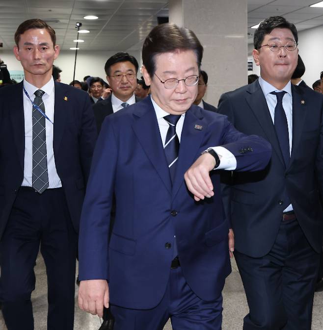 시계보는 이재명 예비후보     (서울=연합뉴스) 김주형 기자 = 더불어민주당 대선 경선에 출마한 이재명 예비후보가 11일 서울 여의도 국회 소통관에서 집권 청사진 등을 소개하는 '비전 선포식 및 캠프 일정 발표'를 마친 뒤 이동하고 있다. 2025.4.11 [공동취재]     kjhpress@yna.co.kr (끝)   <저작권자(c) 연합뉴스, 무단 전재-재배포, AI 학습 및 활용 금지> 연합뉴스