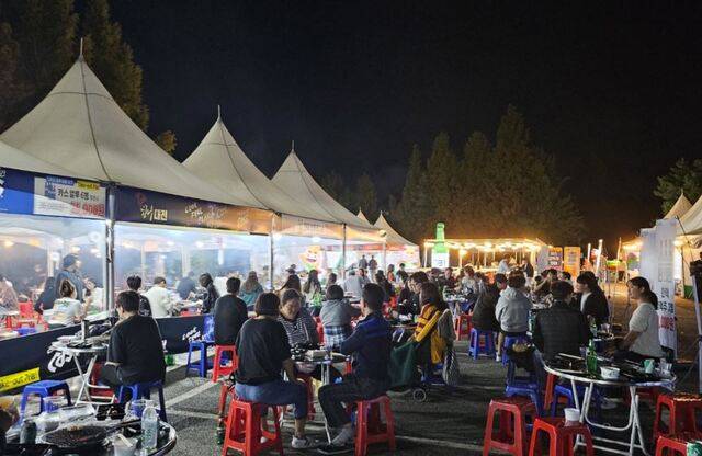 숯불구이존에서 구매한 한우를 직접 구워 먹을 수 있다. 한우숯불구이축제 홈페이지