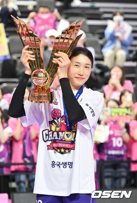 [OSEN=인천, 박준형 기자] 흥국생명 핑크스파이더스가 통산 5번째 챔피언결정전 우승을 차지했다. 김연경(37)은 현역 마지막 시즌을 통합우승으로 화려하게 장식했다.&nbsp;흥국생명은 8일 인천 삼산월드체육관에서 열린 ‘도드람 2024-2025 V-리그’ 챔피언결정전 5차전 정관장 레드스파크스와의 경기에서 세트스코어 3-2(26-24, 26-24, 24-26, 23-25, 15-13)&nbsp;승리를 거뒀다. 시리즈 전적 3승 2패로 마침내 5번째 우승에 성공했다.시상식 종료 후 흥국생명 김연경이 포즈를 취하고 있다.  2025.04.08 / soul1014@osen.co.kr