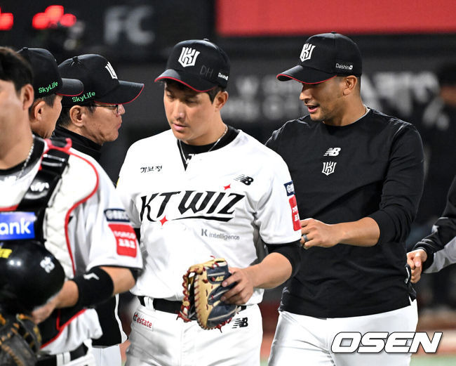 [OSEN=수원, 이대선 기자] KT 위즈가 삼성 라이온즈를 제압했다.KT는 11일 수원 KT위즈파크에서 열린 2025 신한 SOL뱅크 KBO리그 삼성과의 홈 경기에서 5-3으로 승리했다.경기 종료 후 KT 이강철 감독이 쿠에바스와 승리의 기쁨을 나누고 있다. 2025.04.11 /sunday@osen.co.kr