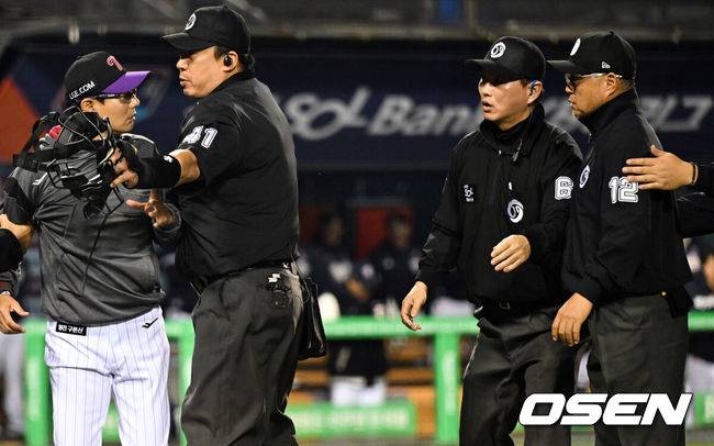 [OSEN=잠실, 조은정 기자]11일 오후 서울 송파구 잠실야구장에서 ‘2025 신한 SOL Bank KBO리그’ LG 트윈스와 두산 베어스의 경기가 열렸다.LG가 1-2로 뒤진 5회말 공격. 선두타자 문성주가 좌전 안타로 출루했다. 송찬의는 좌익수 뜬공 아웃, 1사 1루에서 이주헌이 때린 타구는 3루 선상 강습 타구였다. 3루수 강승호가 다이빙캐치로 잡으려다 공이 글러브에 들어갔다 빠졌다. 3루수 강승호가 재빨리 잡아 2루로 던져서 아웃이 됐다.1루주자 문성주는 직선타 아웃이 되는 줄 알고 멈짓 멈짓 하다가 1루 베이스로 돌아왔다. 타자주자 이주헌도 1루 베이스를 밟았다. 두산은 2루수가 1루수에게 던져 1루 베이스에 모인 문성주와 이주헌을 번갈아 태그했다.&nbsp;이후 심판의 볼데드 선언으로 2사 1루가 됐다. 문성주 아웃. 이주헌은 땅볼로 출루.LG 염경엽 감독이 이영재 1루심에게 강하게 어필하고 있다. 2025.04.11 /cej@osen.co.kr