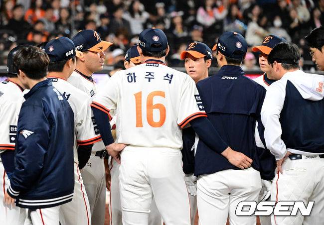 [OSEN=대전, 지형준 기자] 11일 오후 대전 한화생명볼파크에서 2025 신한 SOL Bank KBO리그 한화 이글스와 키움 히어로즈의 경기가 열렸다.이날 한화는 류현진, 키움은 김윤하를 선발로 내세웠다.7회초 수비를 마치고 한화 이재원이 선수들과 미팅을 하고 있다. 2025.04.11 / jpnews@osen.co.kr