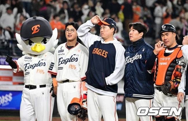 [OSEN=대전, 지형준 기자] 프로야구 한화 이글스가 구단주 김승연 회장의 시즌 첫 야구장 방문에 3연승으로 화답했다. 시즌 최다 12득점으로 타선이 대폭발했다.&nbsp;한화는 11일 대전 한화생명볼파크에서 열린 2025 신한 SOL Bank KBO리그 키움 히어로즈와의 홈경기를 12-2로 승리했다. 류현진이 6이닝 무실점으로 시즌 첫 승을 신고했고, 문현빈과 에스테반 플로리얼이 백투백 홈런을 합작하며 각각 4안타 3타점, 3안타 3타점으로 대폭발했다.&nbsp;김승연 한화그룹 회장이 구단 창단 40주년과 한화생명볼파크 개장 축하 및 선수단 격려와 응원차 방문한 가운데 한화는 시즌 첫 선발타자 전원안타에 최다 17안타 12득점으로 폭발하며 시즌 첫 3연승을 달렸다. 시즌 7승10패가 된 한화는 최하위에서도 벗어났다. 2연패를 당한 6승11패가 키움은 한화와 공동 9위에서 10위로 떨어졌다.&nbsp;경기를 마치고 한화 선수들이 팬들에게 인사를 하고 있다. 2025.04.11 / jpnews@osen.co.kr