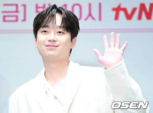 [OSEN=최규한 기자] 4일 오후 서울 라마다서울신도림호텔에서 tvN STORY ‘잘생긴 트롯’ 제작발표회가 열렸다.‘잘생긴 트롯’은 연예계 대표 12명의 남자 스타들이 트롯에 진정성을 가지고 도전하는 신(新) 음악 예능이다.진행자로 나서는 가수 이찬원이 포토타임을 하고 있다. 2025.02.04 / dreamer@osen.co.kr