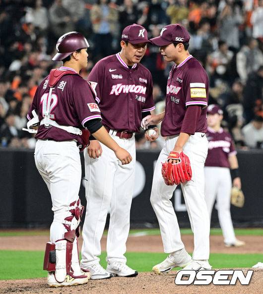 [OSEN=대전, 지형준 기자] 11일 오후 대전 한화생명볼파크에서 2025 신한 SOL Bank KBO리그 한화 이글스와 키움 히어로즈의 경기가 열렸다.이날 한화는 류현진, 키움은 김윤하를 선발로 내세웠다.7회말 키움 김서준이 교체되고 있다. 2025.04.11 / jpnews@osen.co.kr