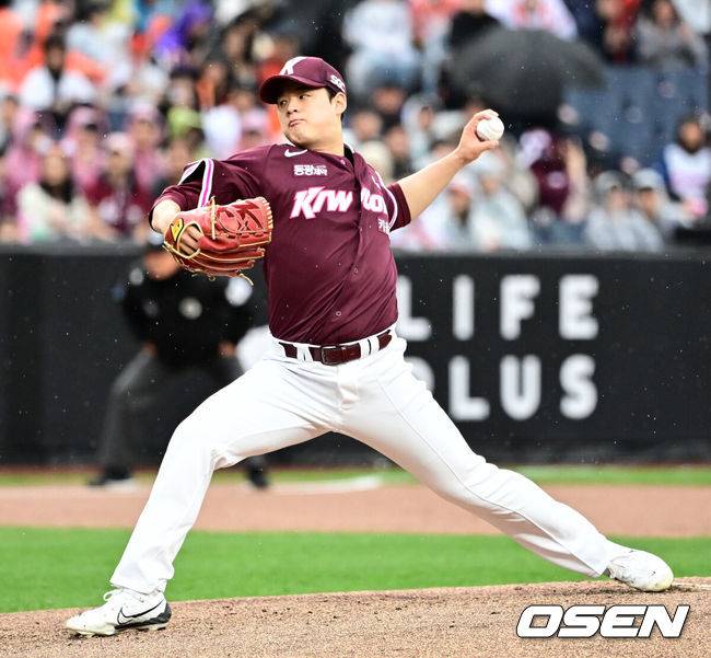 [OSEN=대전, 지형준 기자] 12일 오후 대전 한화생명볼파크에서 2025 신한 SOL Bank KBO리그 한화 이글스와 키움 히어로즈의 경기가 열렸다.이날 한화는 엄상백, 키움은 정현우를 선발로 내세웠다.1회말 키움 정현우가 역투하고 있다. 2025.04.12 / jpnews@osen.co.kr