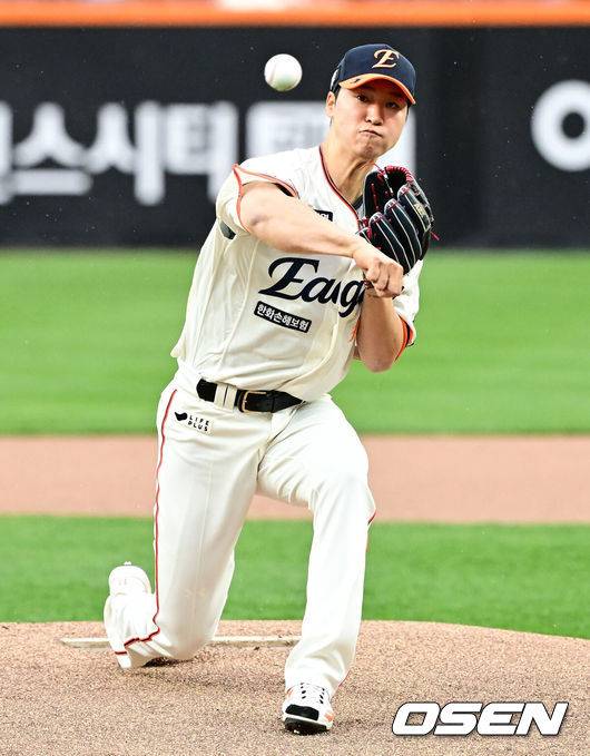 [OSEN=대전, 지형준 기자] 12일 오후 대전 한화생명볼파크에서 2025 신한 SOL Bank KBO리그 한화 이글스와 키움 히어로즈의 경기가 열렸다.이날 한화는 엄상백, 키움은 정현우를 선발로 내세웠다.1회초 한화 엄상백이 역투하고 있다. 2025.04.12 / jpnews@osen.co.kr