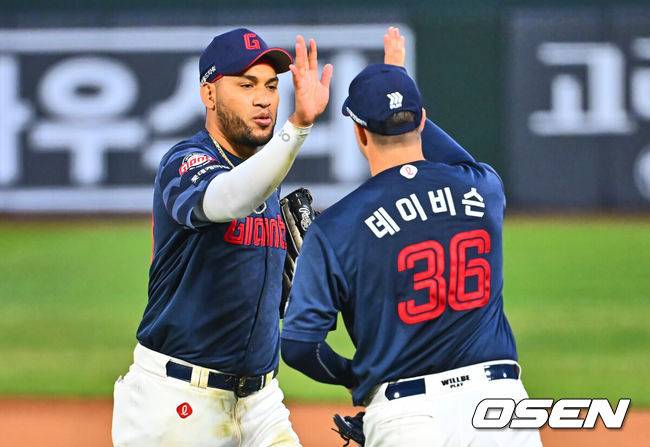 [OSEN=부산, 이석우 기자] 12일 부산 사직야구장에서 2025 신한 SOL 뱅크 KBO 리그 롯데 자이언츠와 NC 다이노스의 경기가 열렸다. 주말 3연전 동안 NC 다이노스가 창원NC파크 대신 사직야구장을 홈구장으로 사용한다. 홈팀 NC는 신민혁, 방문팀 롯데는 데이비슨이 선발 출전했다.롯데 자이언츠 레이예스가 4회말 2사 1,2루 NC 다이노스 서호철의 좌익수 플라이볼을 몸을 날려 잡고 데이비슨과 하이파이브를 하고 있다. 2025.04.12 / foto0307@osen.co.kr