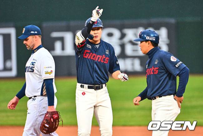 [OSEN=부산, 이석우 기자] 12일 부산 사직야구장에서 2025 신한 SOL 뱅크 KBO 리그 롯데 자이언츠와 NC 다이노스의 경기가 열렸다. 주말 3연전 동안 NC 다이노스가 창원NC파크 대신 사직야구장을 홈구장으로 사용한다. 홈팀 NC는 신민혁, 방문팀 롯데는 데이비슨이 선발 출전했다.롯데 자이언츠 나승엽이 3회초 2사 3루 중견수 앞 1타점 적시타를 치고 세리머니를 하고 있다. 2025.04.12 / foto0307@osen.co.kr