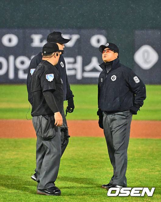 [OSEN=부산, 이석우 기자] 12일 부산 사직야구장에서 2025 신한 SOL 뱅크 KBO 리그 롯데 자이언츠와 NC 다이노스의 경기가 열렸다. 주말 3연전 동안 NC 다이노스가 창원NC파크 대신 사직야구장을 홈구장으로 사용한다. 홈팀 NC는 신민혁, 방문팀 롯데는 데이비슨이 선발 출전했다.심판들이 비가 내리자 경기를 중단할 지 상의를 하고 있다. 2025.04.12 / foto0307@osen.co.kr