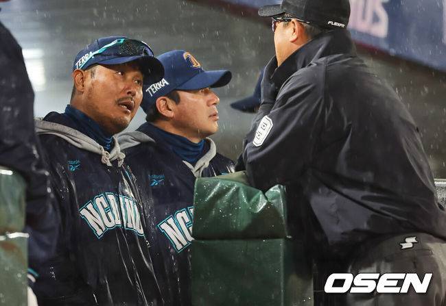 [OSEN=부산, 이석우 기자] 12일 부산 사직야구장에서 2025 신한 SOL 뱅크 KBO 리그 롯데 자이언츠와 NC 다이노스의 경기가 열렸다. 주말 3연전 동안 NC 다이노스가 창원NC파크 대신 사직야구장을 홈구장으로 사용한다. 홈팀 NC는 신민혁, 방문팀 롯데는 데이비슨이 선발 출전했다.NC 다이노스 이호준 감독이 경기 재개 후 곧바로 중지하자 심판에게 어필하고 있다. 2025.04.12 / foto0307@osen.co.kr