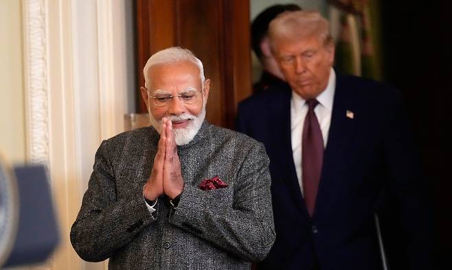 나렌드라&nbsp;모디&nbsp;인도 총리(앞쪽), 도널드 트럼프 미국 대통령. AP연합뉴스