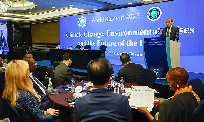 12일 서울 송파구 롯데호텔 월드에서 열린 월드서밋 2025 세션 ‘기후환경과 지구의 미래’에서 참석자들이 정기용 기후변화 대사의 연설을 듣고 있다. 최상수 기자