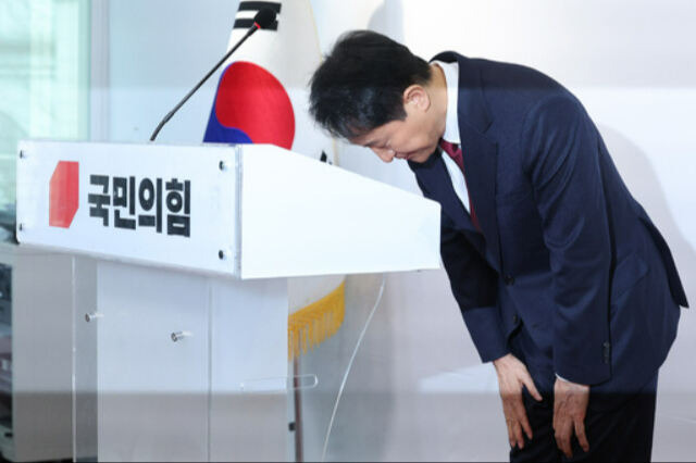 오세훈 서울시장이 12일 서울 여의도 국민의힘 당사에서 긴급 기자회견을 열고 대선 불출마 선언을 한 뒤 고개 숙여 인사하고 있다. 뉴스1