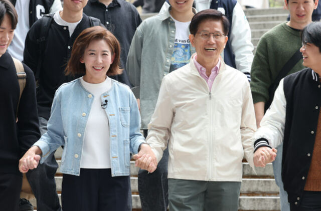 김문수 전 고용노동부 장관(오른쪽)과 국민의힘 나경원 의원이 12일 서울 동작구 중앙대학교 내 패스트푸드 음식점에서 청년 간담회를 열기 위해 함께 입장하고 있다. 연합뉴스 