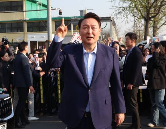 윤석열 전 대통령이 11일 서울 용산구 한남동 대통령 관저를 떠나면서 정문 앞에서 지지자들과 인사를 하고 있다.  사진공동취재단