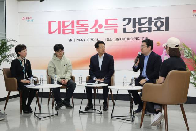오세훈 서울시장이 10일 서울 마포구 서울시 복지재단에서 열린 디딤돌 소득 가구 간담회에 참석해 참석자 발언을 듣고 있다. 연합뉴스