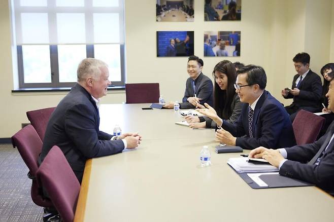 스티브 비건 전 미국 국무부 대북정책 특별대표와 대화하는 김동연 경기도지사 ⓒ경기도 제공