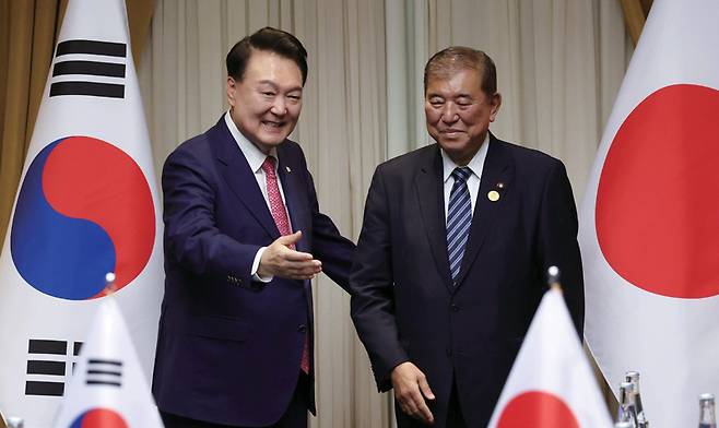 2024년 11월17일 당시 윤석열 대통령이 페루 리마의 한 호텔에서 이시바 시게루 일본 총리와 정상회담 기념촬영 후 자리로 이동하고 있다. ⓒ연합뉴스