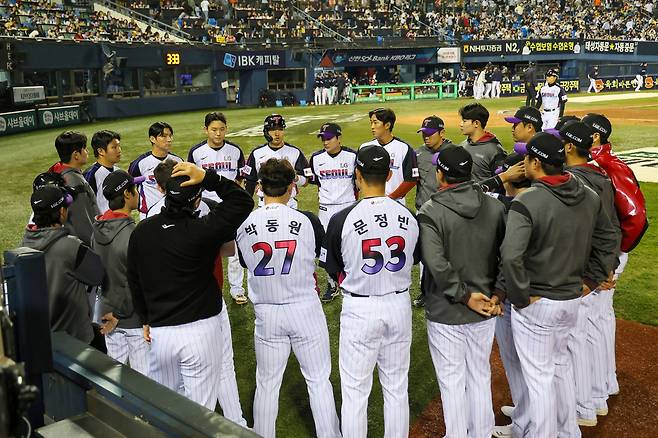 11일 잠실 두산전, 염경엽 감독 퇴장 이후 LG 선수들이 경기 중 미팅을 하고 있다. LG 트윈스 제공