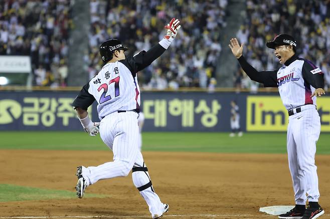LG 박동원이 11일 잠실 두산전 역전 3점 홈런을 때리고 베이스를 돌고 있다. LG 트윈스 제공