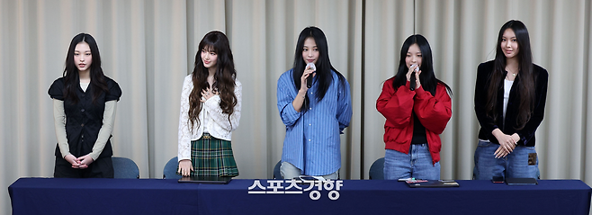 전속계약 분쟁에 대해 기자회견을 하는 걸그룹 뉴진스. 사진 스포츠경향DB