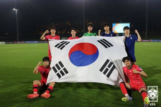 한국 U-17 축구대표팀이 10일(한국시간) 사우디아라비아 킹 압둘라 스포츠시티 스타디움에서 열린 2025 AFC U-17 아시안컵 조별리그 C조 3차전에서 기념 촬영 하고 있다. /사진=대한축구협회 제공