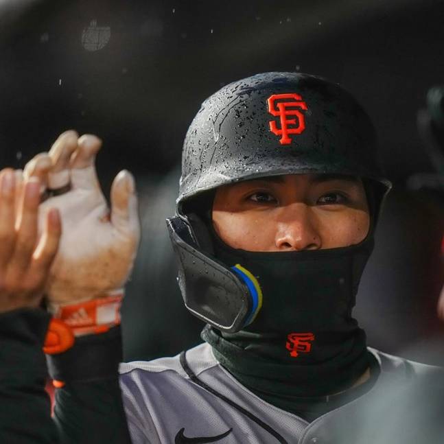 홈런을 날린 이정후가 더그아웃에서 동료들과 하이파이브를 하고 있다. /사진=샌프란시스코 자이언츠 공식 SNS