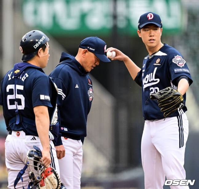두산 김유성(맨 오른쪽)이 12일 잠실 LG전에서 4회말 교체되고 있다.