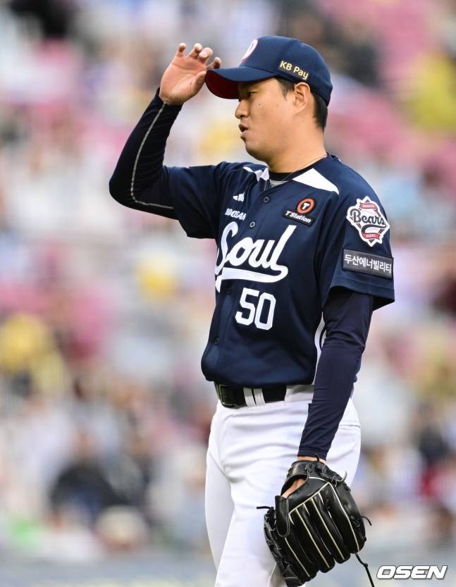 두산 이영하가 12일 잠실 LG전에서 볼넷을 주고 아쉬워하고 있다.