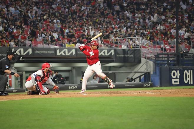 11일 오후 광주-KIA챔피언스필드에서 열린 '2025 신한 SOL Bank KBO리그' SSG 랜더스와 KIA 타이거즈의 경기, SSG가 9:3으로 승리하면서 3연전 첫 경기를 승리로 장식했다. 8번 지명타자로 선발 출전한 현원회는 3타수 1안타 2타점 1볼넷을 기록했다. SSG 랜더스