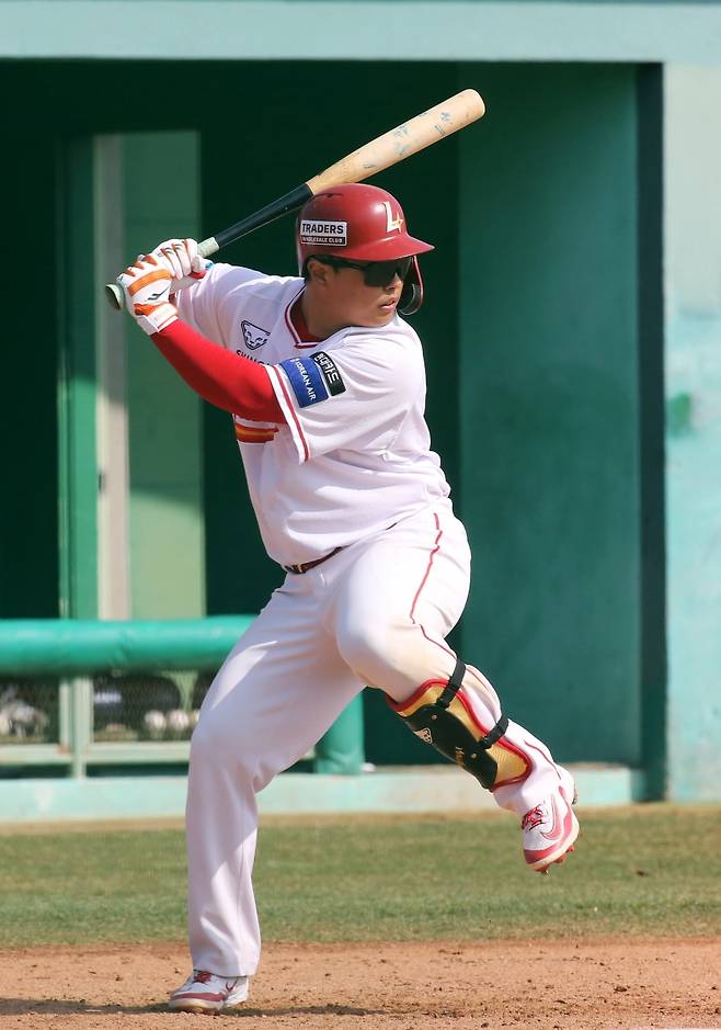 11일 오후 광주-KIA챔피언스필드에서 열린 '2025 신한 SOL Bank KBO리그' SSG 랜더스와 KIA 타이거즈의 경기, SSG가 9:3으로 승리하면서 3연전 첫 경기를 승리로 장식했다. 8번 지명타자로 선발 출전한 현원회는 3타수 1안타 2타점 1볼넷을 기록했다. SSG 랜더스