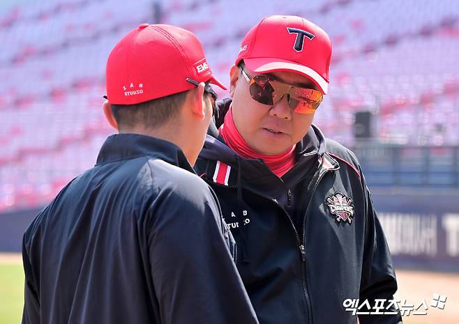 23일 오후 광주기아챔피언스필드에서 열리는 '2025 신한 SOL Bank KBO리그' NC 다이노스와 KIA 타이거즈의 경기, KIA 이범호 감독이 서건창과 대화를 나누고 있다. 엑스포츠뉴스 DB