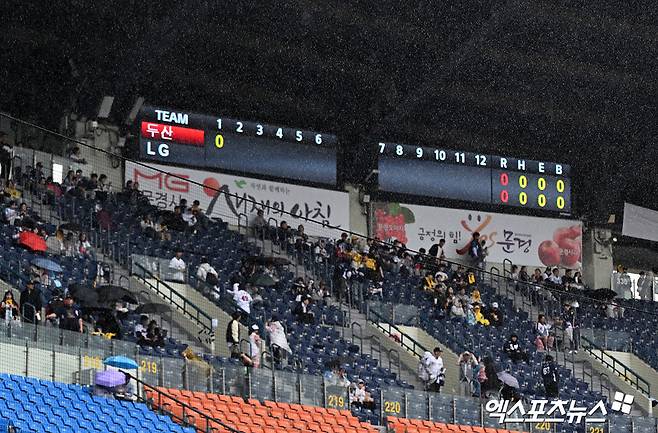 12일 오후 서울 송파구 잠실야구장에서 열릴 예정인 2025 신한 SOL Bank KBO리그 두산 베어스와 LG 트윈스의 경기, 비바람이 부는 가운데 야구팬들이 이동하고 있다. 엑스포츠뉴스 잠실, 김한준 기자