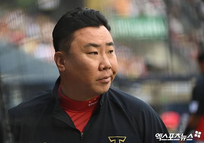 7일 오후 서울 송파구 잠실야구장에서 열린 '2024 신한 SOL Bank KBO리그' KIA 타이거즈와 두산 베어스의 경기, KIA 이범호 감독이 국민의례를 마치고 더그아웃으로 향하고 있다. 엑스포츠뉴스 DB