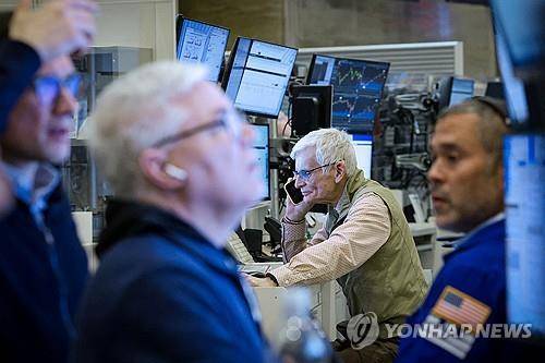 뉴욕증권거래소의 트레이더 [로이터 연합뉴스 자료사진. 재판매 및 DB 금지]