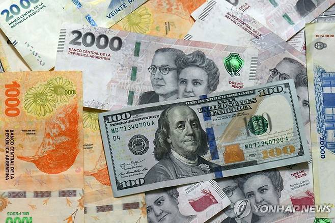 미국 달러와 아르헨티나 페소 지폐 [부에노스아이레스 AFP=연합뉴스. 재판매 및 DB 금지]