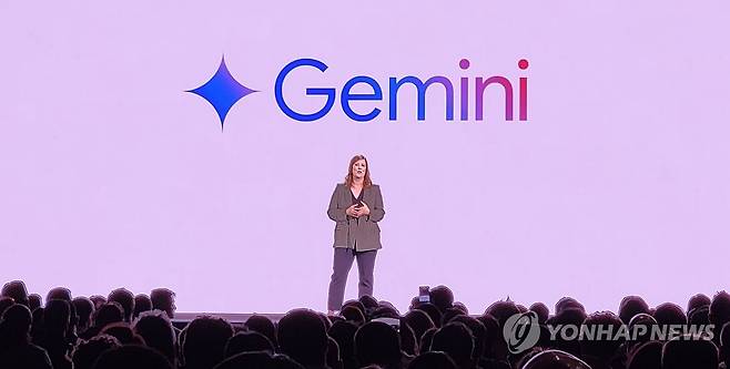 갤럭시 언팩에서 공개되는 '구글 제미나이' (파리=연합뉴스) 송진원 기자 = 10일 프랑스 파리 루브르 박물관에서 열린 갤럭시 언팩 2024에서 '갤럭시 Z 폴드6'와 '갤럭시 Z 플립6'에 탑재된 '구글 제미나이' 앱이 공개되고 있다. 2024.7.10 san@yna.co.kr