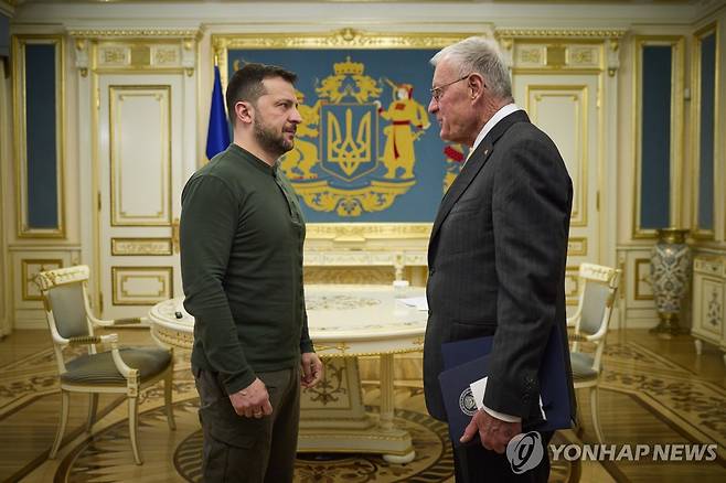 2월 20일(현지시간) 우크라이나 키이우를 방문한 켈로그 특사를 젤렌스키 대통령이 접견하고 있다.  [UPI 연합뉴스 자료사진. 재배포 및 DB 금지]