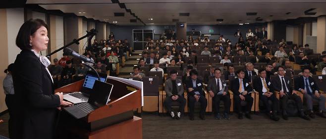 [이데일리 이영훈 기자] 서은숙 상명대 교수가 11일 서울 중구 순화동 KG타워에서 열린 ‘제1회 이데일리 가상자산포럼’에서 ‘글로벌 가상자산 정책이 한국 경제 및 시장에 미치는 영향’ 주제로 발표를 하고 있다.