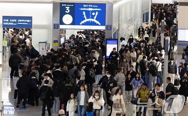 인천국제공항 1터미널 출국장이 이용객들로 붐비고 있다. 2025.1.23/뉴스1 ⓒ News1 이승배 기자