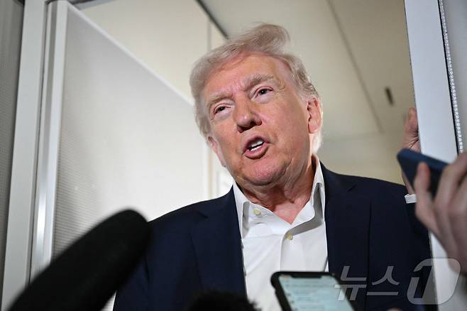 도널드 트럼프 미국 대통령이 11일(현지시간) 플로리다주 웨스트 팜비치에 있는 팜비치 국제 공항으로 이동하는 기내에서 취재진과 만나 “관세 협상에 대해 많은 나라와 대화를 하고 있다. 우리는 매우 좋은 위치에 있다"고 밝히고 있다. 2025.04.13 ⓒ AFP=뉴스1 ⓒ News1 우동명 기자